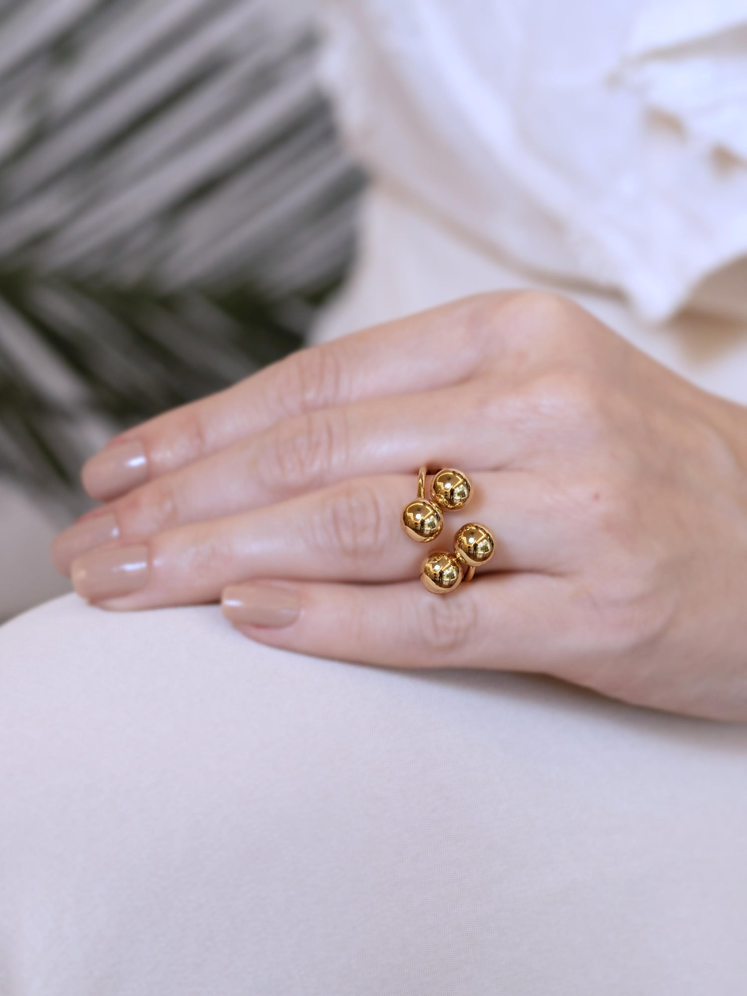 Anel Esferas Dourado Ajustável