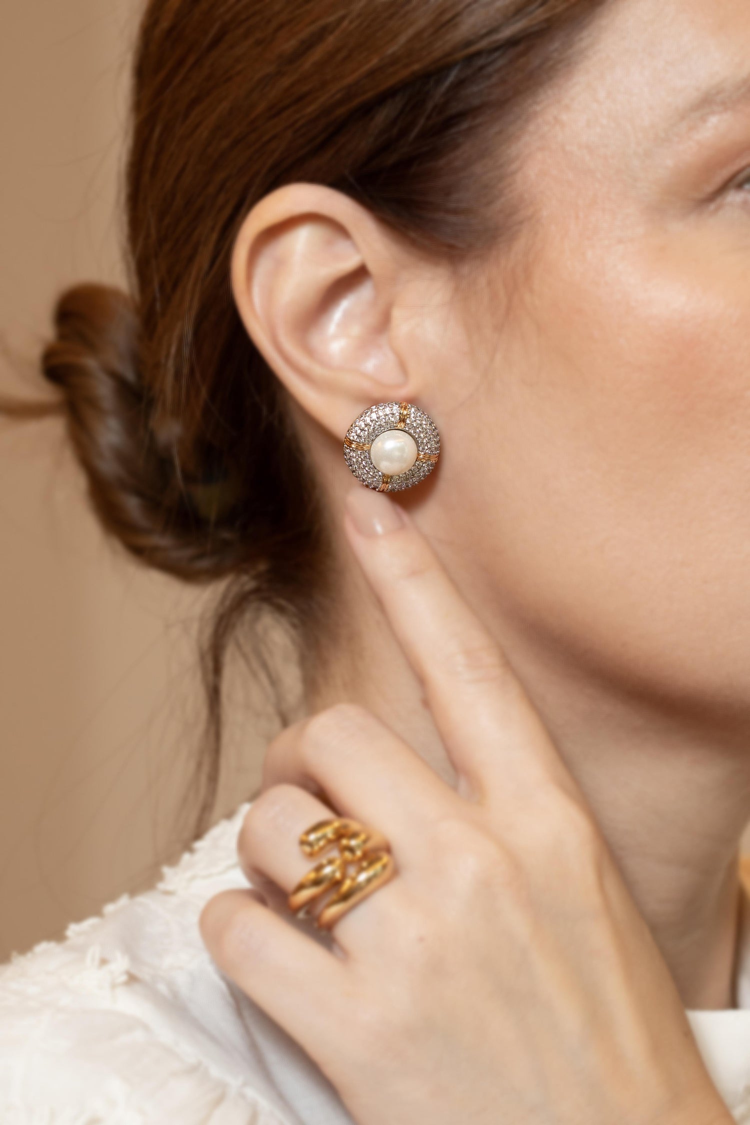 Brinco Pérola Cravejado Bicolor